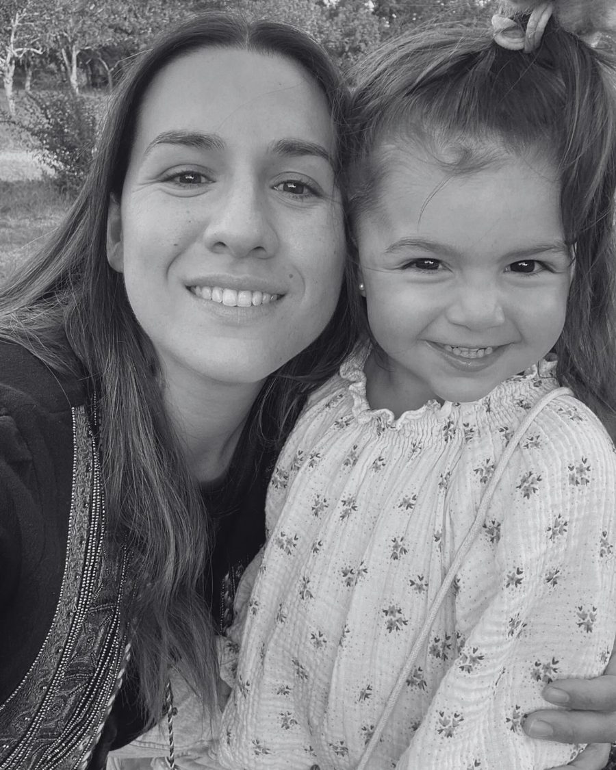 Nacha sonríe abrazada a su hija Mila, en blanco y negro