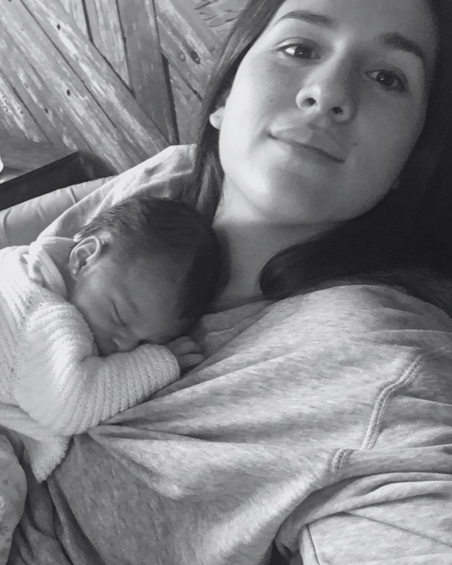 Nacha, en blanco y negro, con su hija recién nacida dormida sobre el pecho