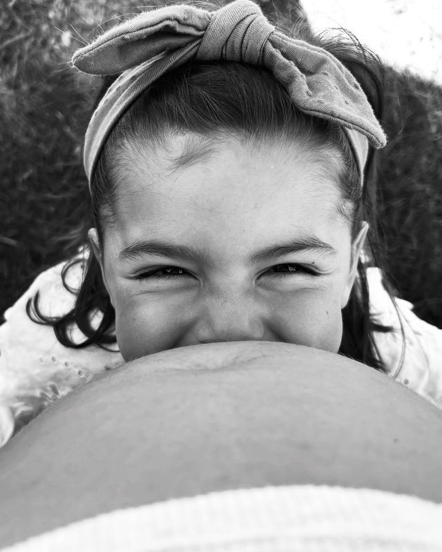 Mila besa la guata de su mamá embarazada