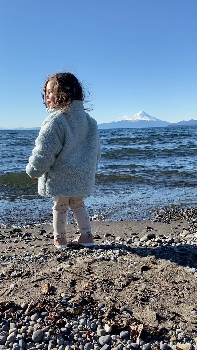 Mila frente al lago Llanquihue con el volcán Osorno al fondo